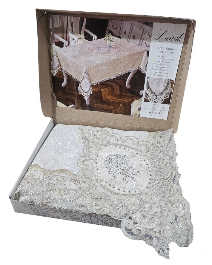 Подарункова бархатна скатертина 